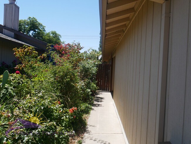 Building Photo - 6826/6828 Klingon Ct