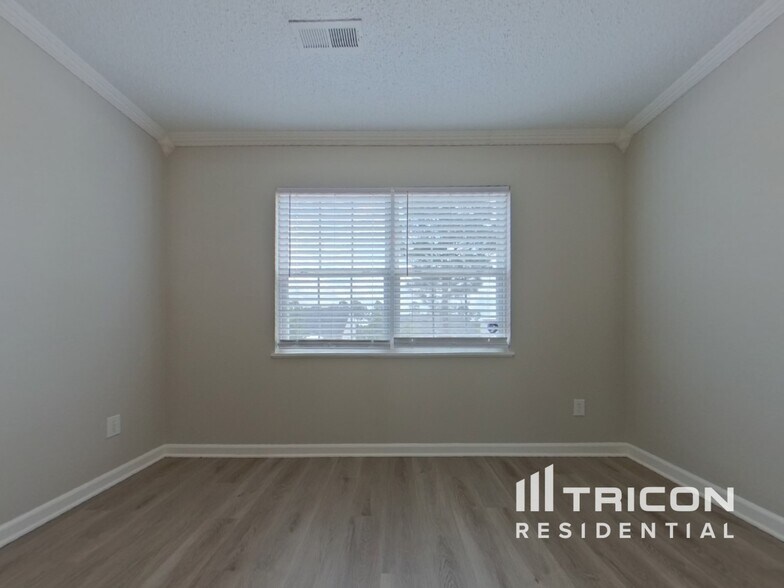 Building Photo - 661 Thornhill Dr
