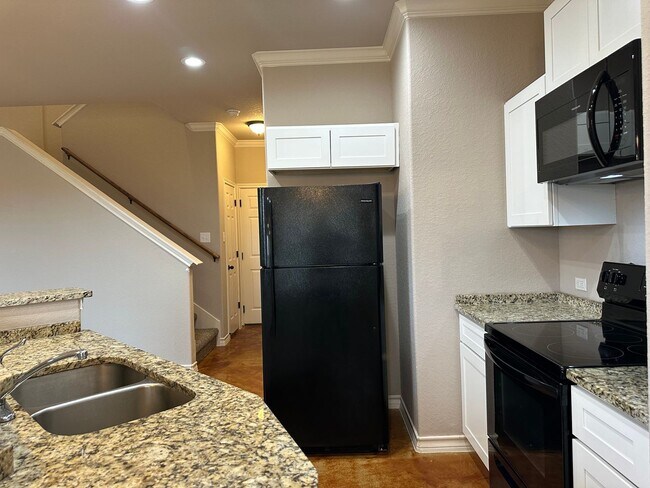 Building Photo - Town home for rent