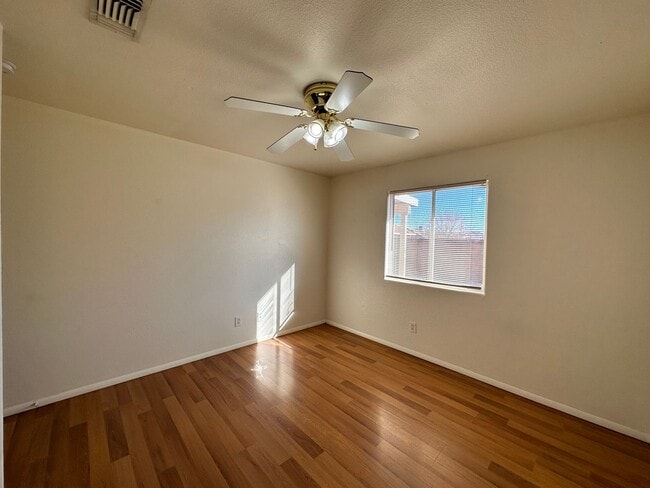 Building Photo - Great 3 Bedroom, 2 Bath Home Centrally located in Kingman!