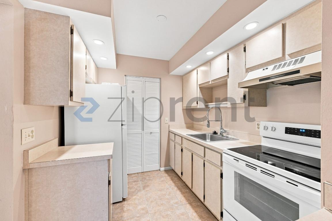 Building Photo - Unit 14