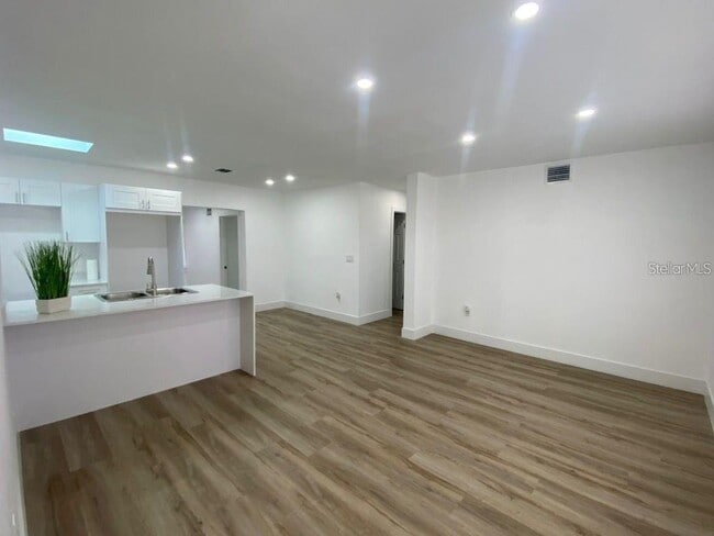 Building Photo - 22011 Catherine Ave