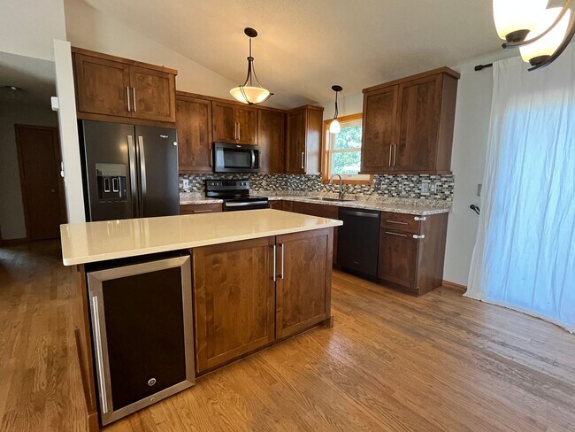 Building Photo - Beautifully Updated 4-Bed Home in Prime NW Location!