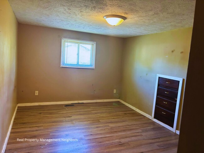 Building Photo - Large and Sunny 3 Bed 1 Bath Home Available for Rent in Edmore