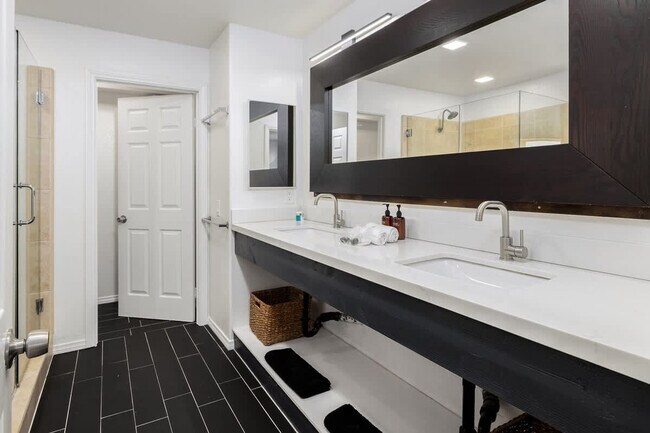 Building Photo - 714 Isthmus Ct