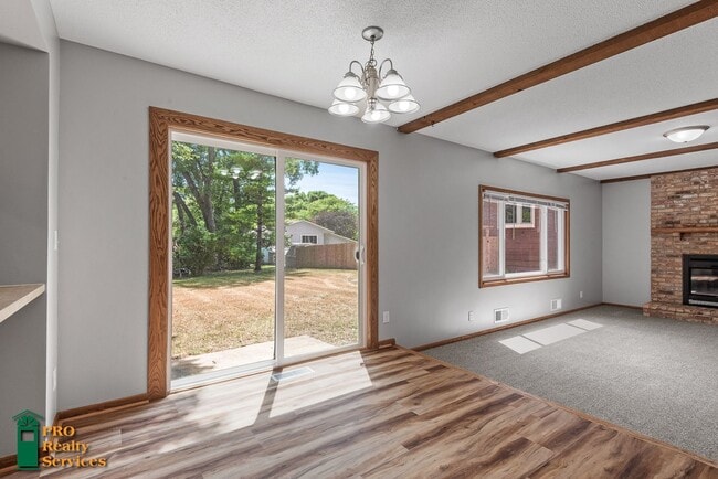 Building Photo - 4 Bedroom Home in Burnsville