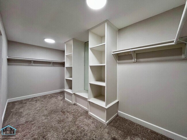 Building Photo - Welcome to your dream home nestled in the prestigious neighborhood of Terrell Hills, Texas.