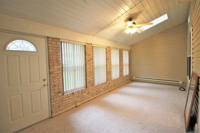 Building Photo - Maintenance free 2 bed and 2 bath condo in award winning golf course community of Kiln Creek