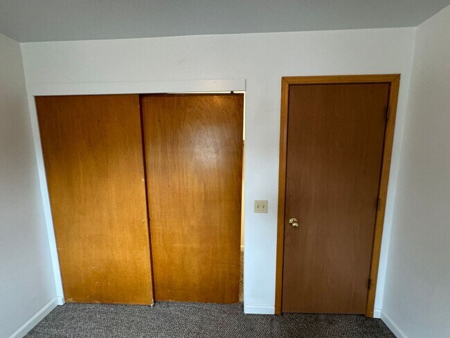 Building Photo - 2 BD, 1 BA Apartment Nestled Back on a Culd-de-Sac