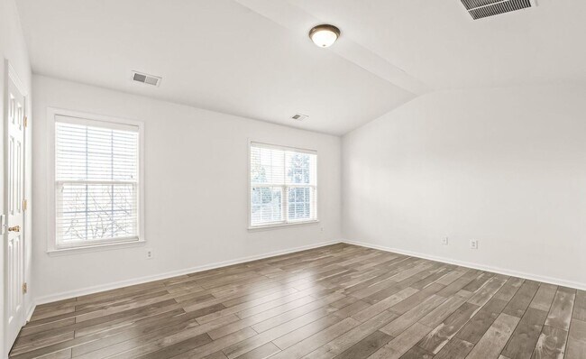 Building Photo - This Stunning Townhome in the Heart of Ballantyne