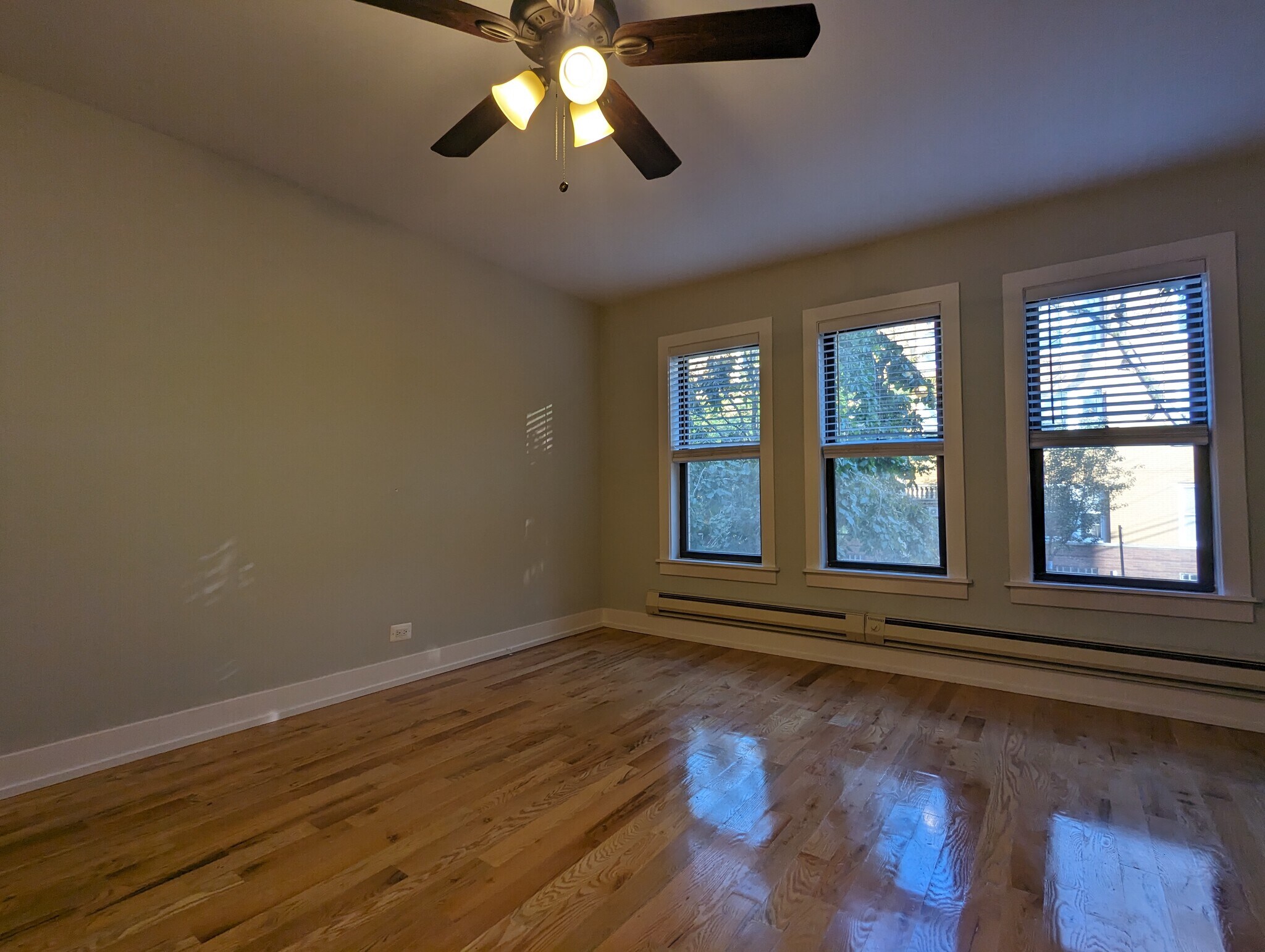 Building Photo - 813 W Cornelia Ave