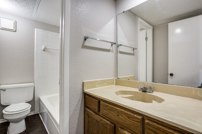 Building Photo - Hulen Park Humble Abode Duplex!