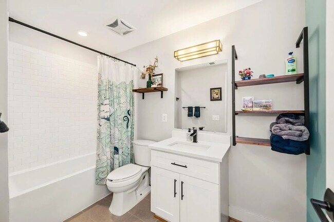 Building Photo - Sunny 1 bed + den 870 sq ft in heart of Petworth!