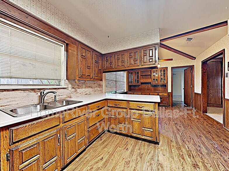 Building Photo - 1128 Stratford Dr