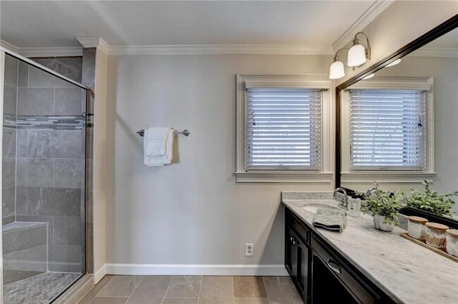 Building Photo - 350 S Satinwood Pl