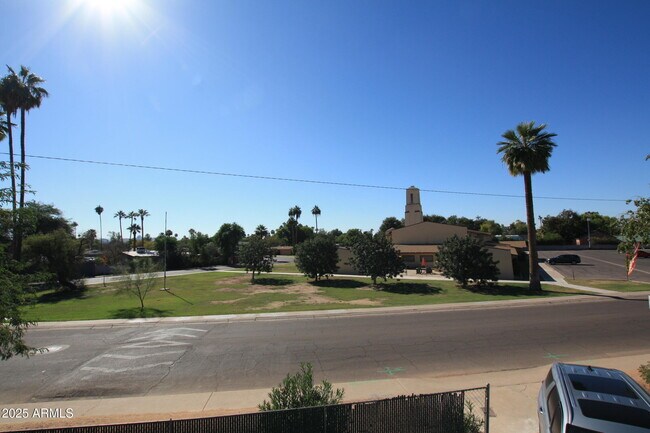Building Photo - 1333 E Flower St
