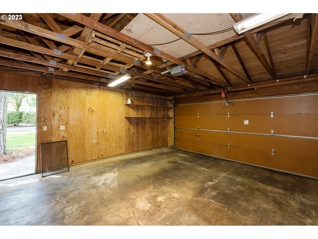 Building Photo - 2Bd/2Ba Second Floor Condo in SE with Washer & Dryer, 2 Car Dethatched Garage and a Serene Courty...