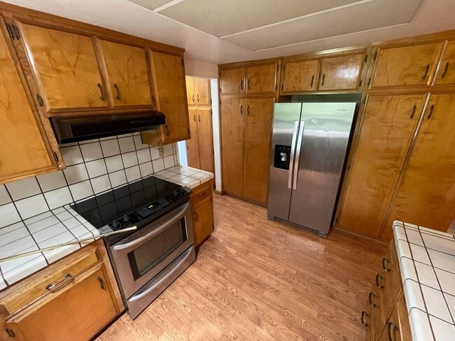 Building Photo - Paradise Oasis-3 bed 2 bath home, Back yard, covered deck, garage, no cats