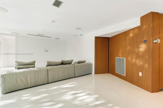 Building Photo - 250 Knollwood Dr