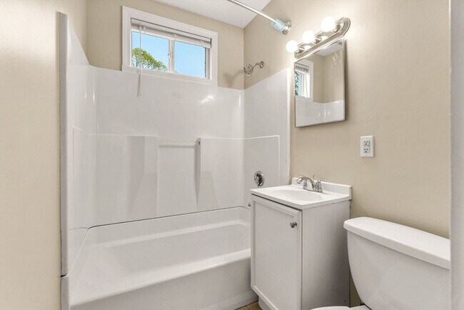 Building Photo - 9 Maple Cir