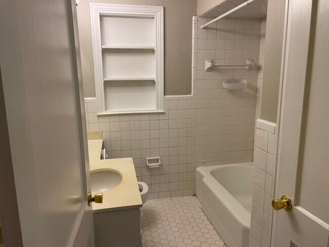 Building Photo - Spacious 4-Bedroom Home Just Minutes from the University of Memphis!