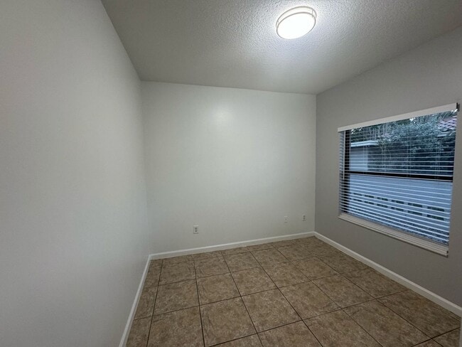 Building Photo - 1045 Villas LLC (1035 NE 10th Ave)