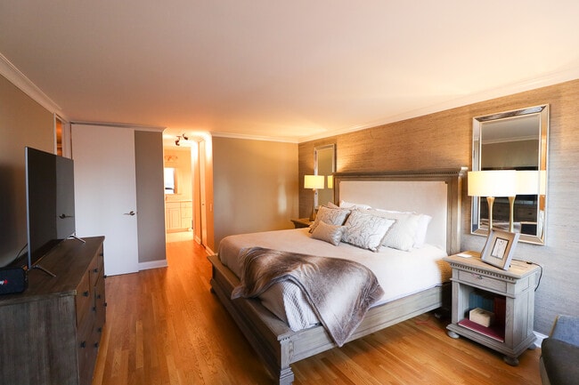 Building Photo - 360 E Randolph St