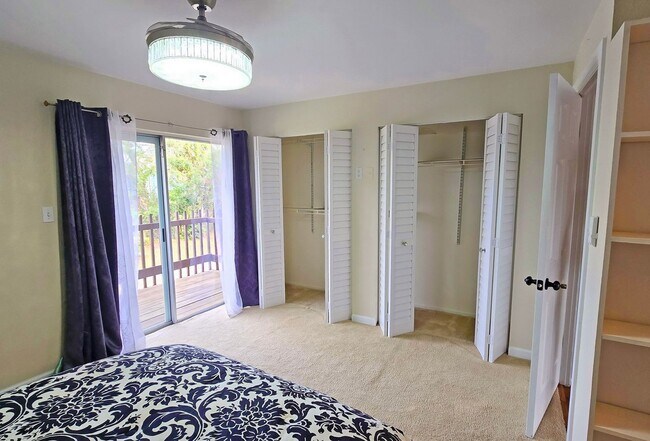 Building Photo - 2 BR/ 2.5 BA Townhome in Gated Community w...