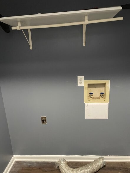 Building Photo - 915 Potter Ave