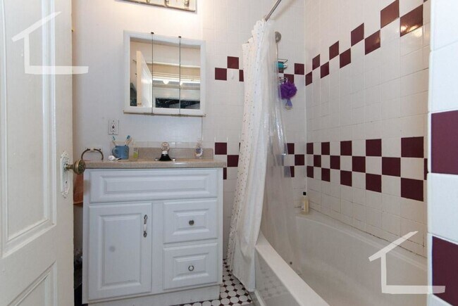 Building Photo - Convenient Location. Wals to BU Campus, Short Walk to T.Laundry, Parking for Rent