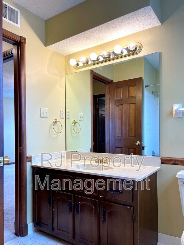 Building Photo - 421 Griffon Dr