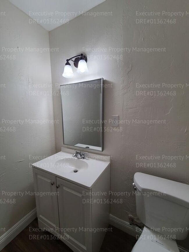 Building Photo - 3 bedroom/ 2 bathroom house located in East Bakersfield near a hospital and an elementary school.