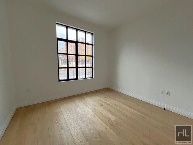 Building Photo - Luxurious 2 bedroom/2 Bathroom duplex apt ...