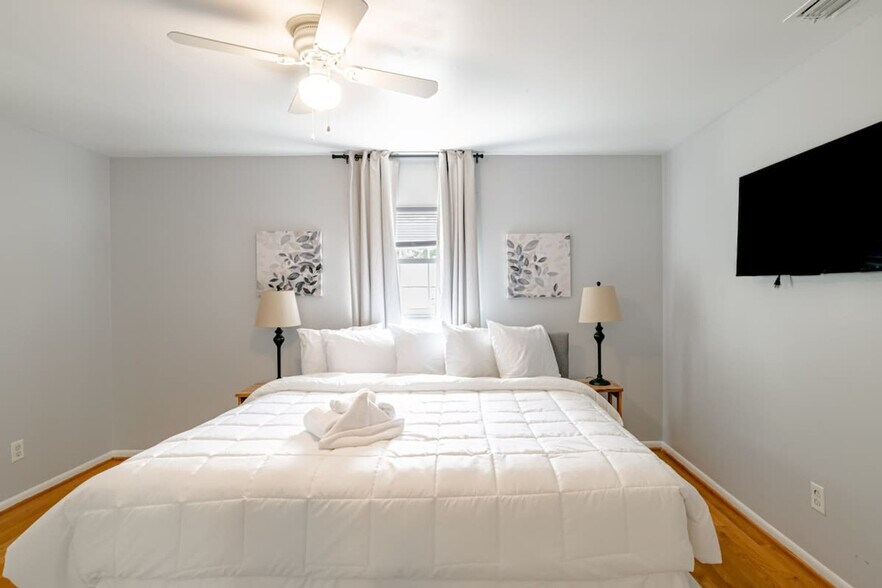 Building Photo - 304 N University Blvd