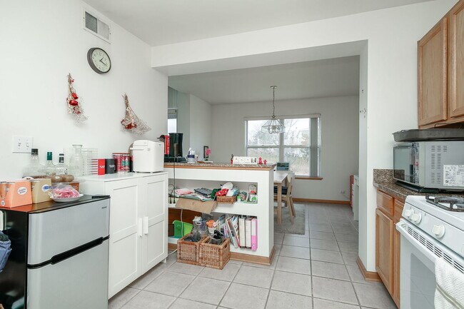 Building Photo - 904 Waterford Ln