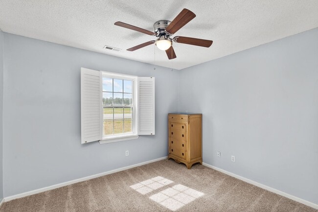 Building Photo - 3 Bedroom 2 Bathroom Home