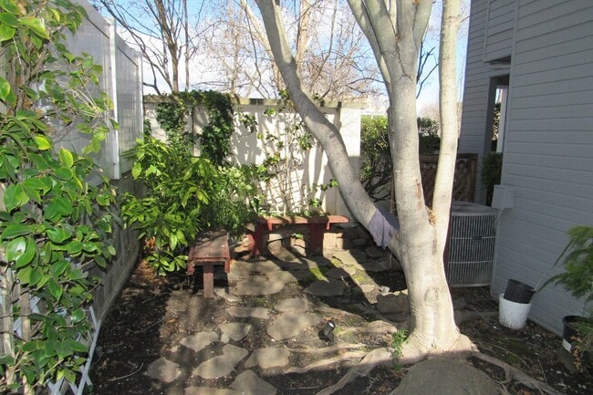 Building Photo - Beautiful 3 Bed/2.5 Bath Townhome