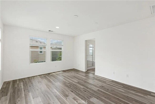 Building Photo - Great 3 bed 3 bath home