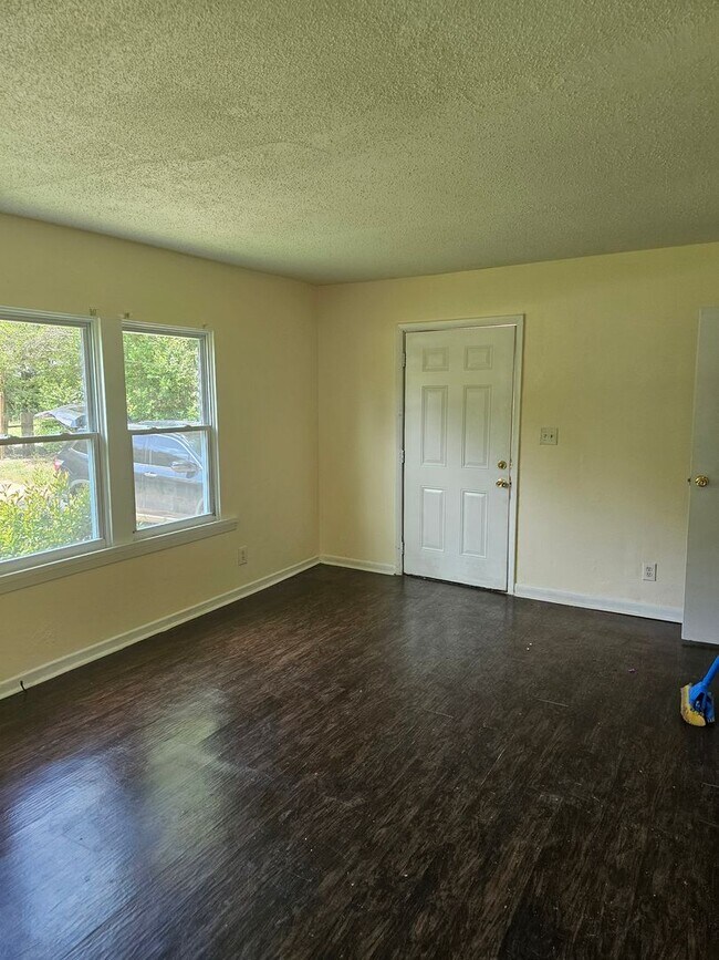 Building Photo - 2430 Oak Ridge St