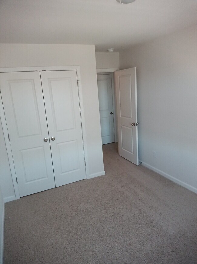 Building Photo - "Charming 3-Bed Townhouse with Granite Accents on Amberview Lane, Kernersville!"