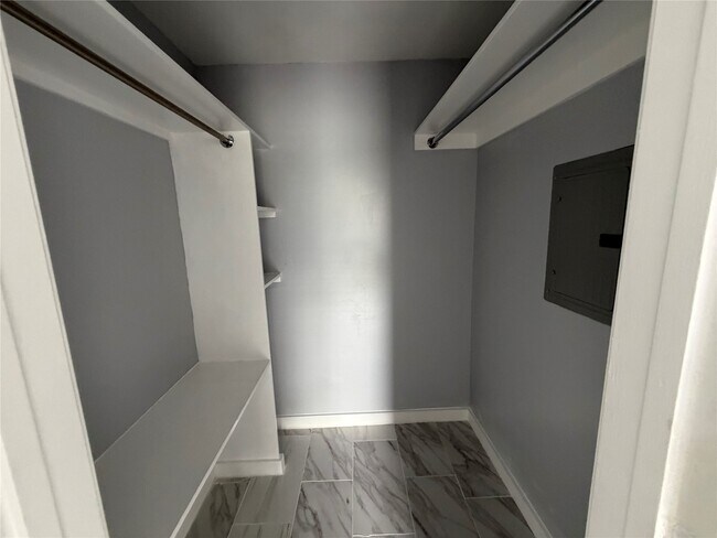 Building Photo - 10110 Forum W Dr