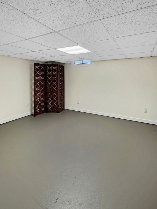 Building Photo - 15858 Lake Ave