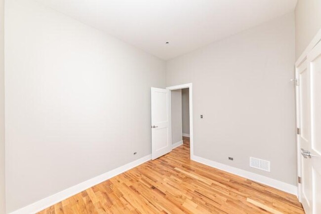 Building Photo - 3 bedroom in Chicago IL 60647