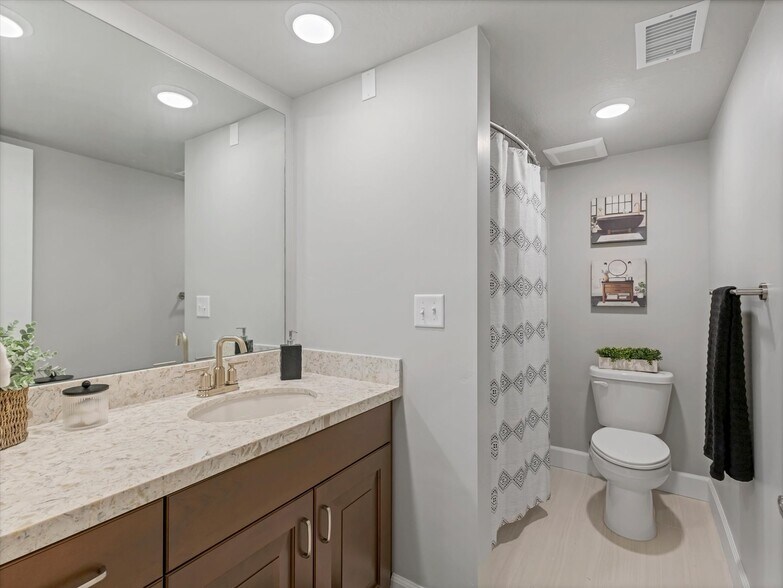 Building Photo - 1032 E 400 S
