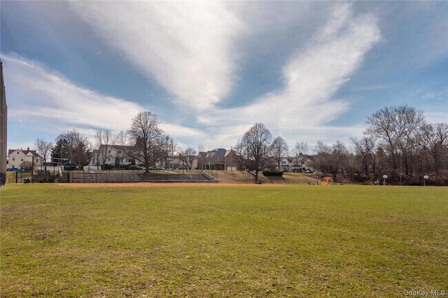 Building Photo - 1 Consulate Dr