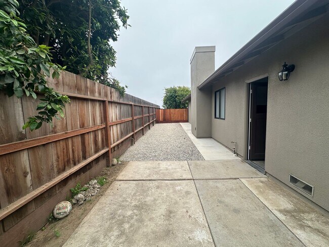 Building Photo - 547 De Leon Dr