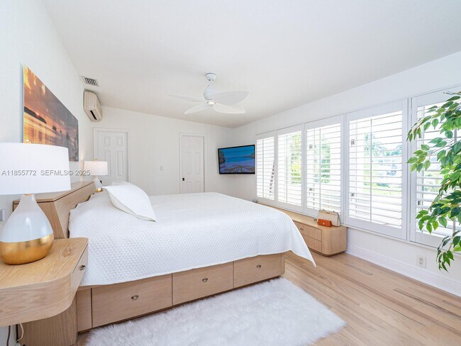 Building Photo - 2118 NE 15th St