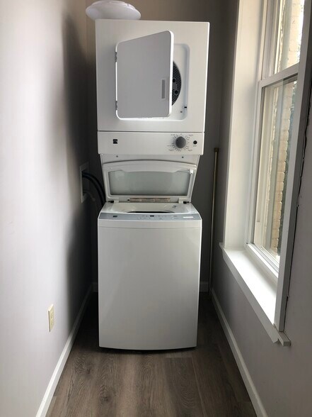 Building Photo - 437 W 6th St