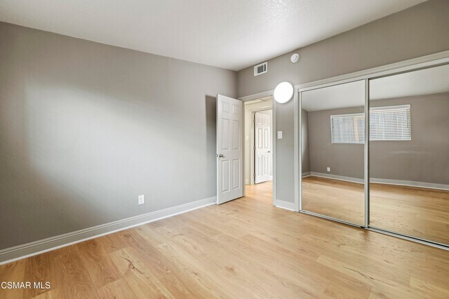 Building Photo - 865 W Hillcrest Dr
