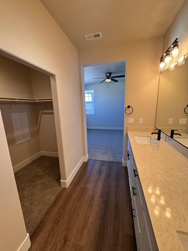 Building Photo - NEW! 3/2.5/2 Townhome in Gardnerville